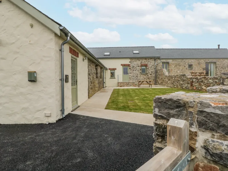 Barley Cottage front garden and exterior